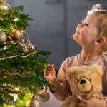 Mozogj velünk és varázsoljuk igazi csodává a rászoruló gyermekek karácsonyát! (x) gyerek a karácsonyfánál